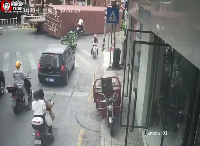 Video :The tuktuk driver barely escapes death
